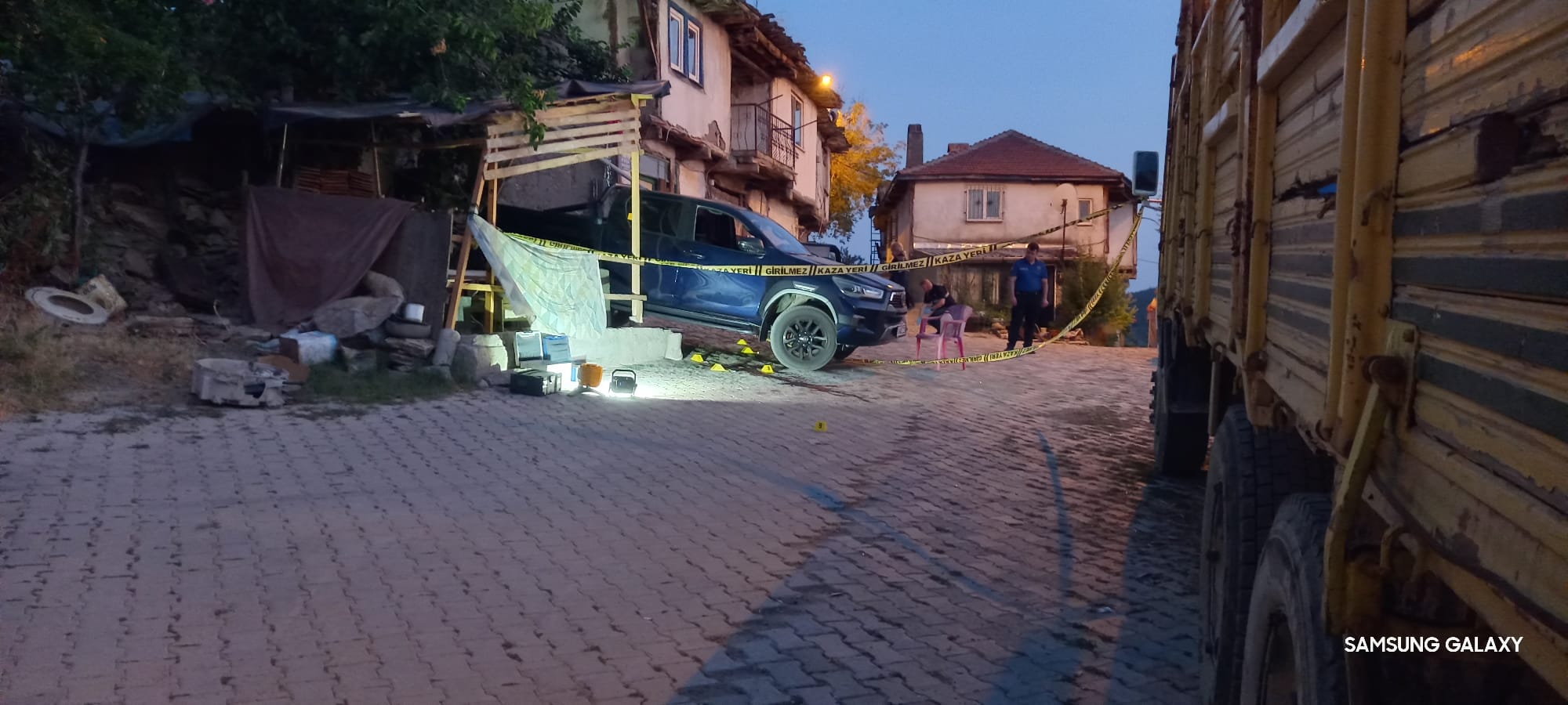 Afyonkarahisar'da 77 yaşındaki S.Y., oğluyla telefonda tartıştıktan sonra evlerinin önüne