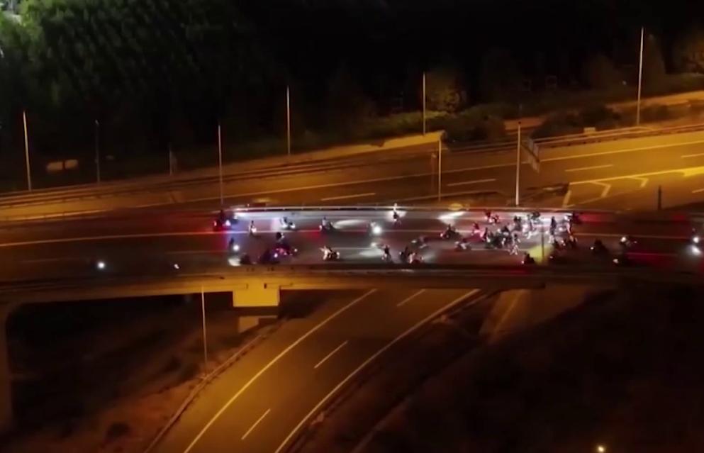 İstanbul TEM otoyolunda, polisi gören motosikletliler ters yönde hareket ederek