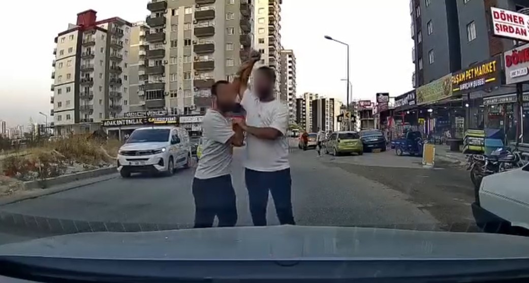 Adana'da trafikte çıkan yol verme tartışmasında bir sürücü, iddiaya göre