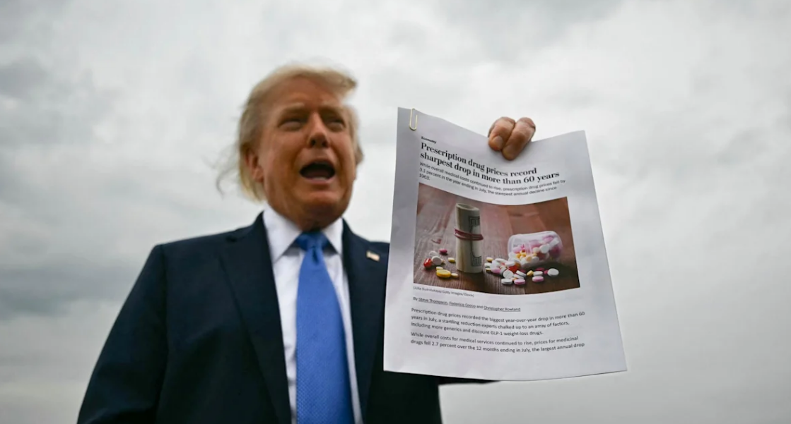 Trump, ilaç fiyatlarındaki düşüşü konu alan haberi basın mensuplarına gösterdi.