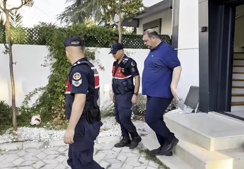 Menderes Belediyesi'ne yönelik soruşturmada tutuklanan İlkay Çiçek, belediye başkanlığı görevinden