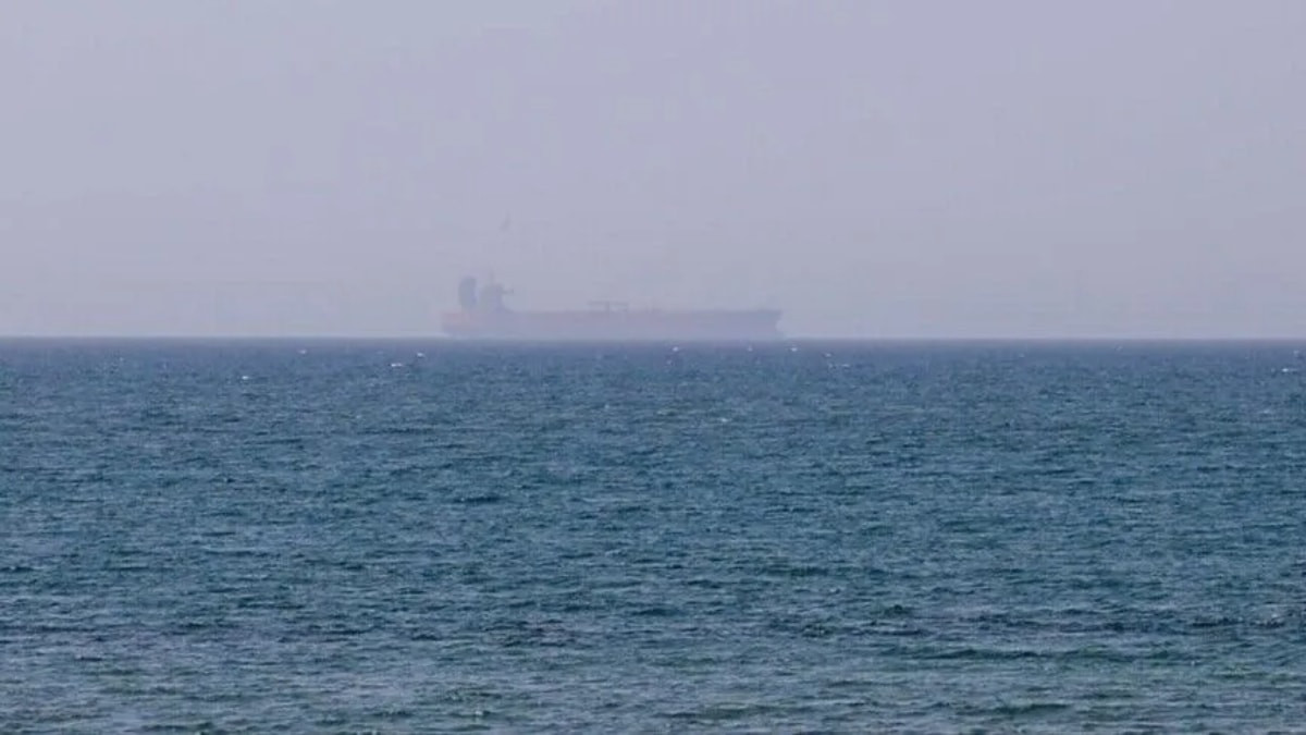 İngiltere Deniz Ticaret Operasyonları (UKMTO), Hürmüz Boğazı'nda bir geminin vurulduğunu