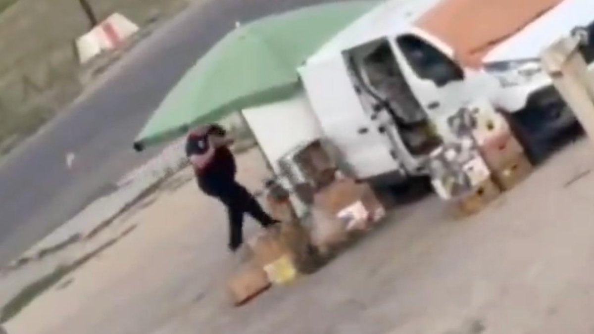 Herson kentinde eşi ile birlikte seyyar aracında sebze satan şahıs,