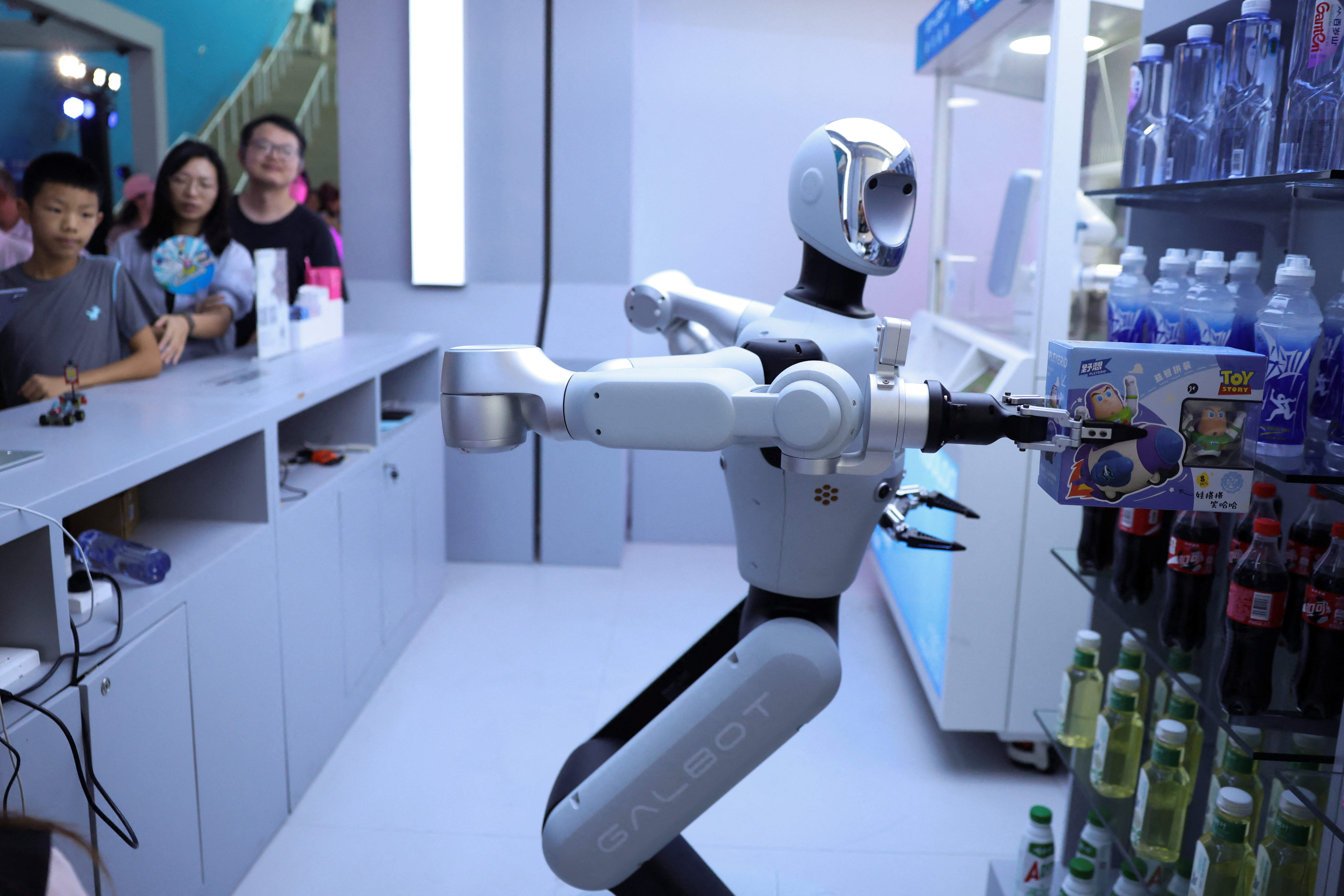 Çin'de insansı robotlar, dünyanın en hızlı insanlarından daha hızlı koşabileceklerini