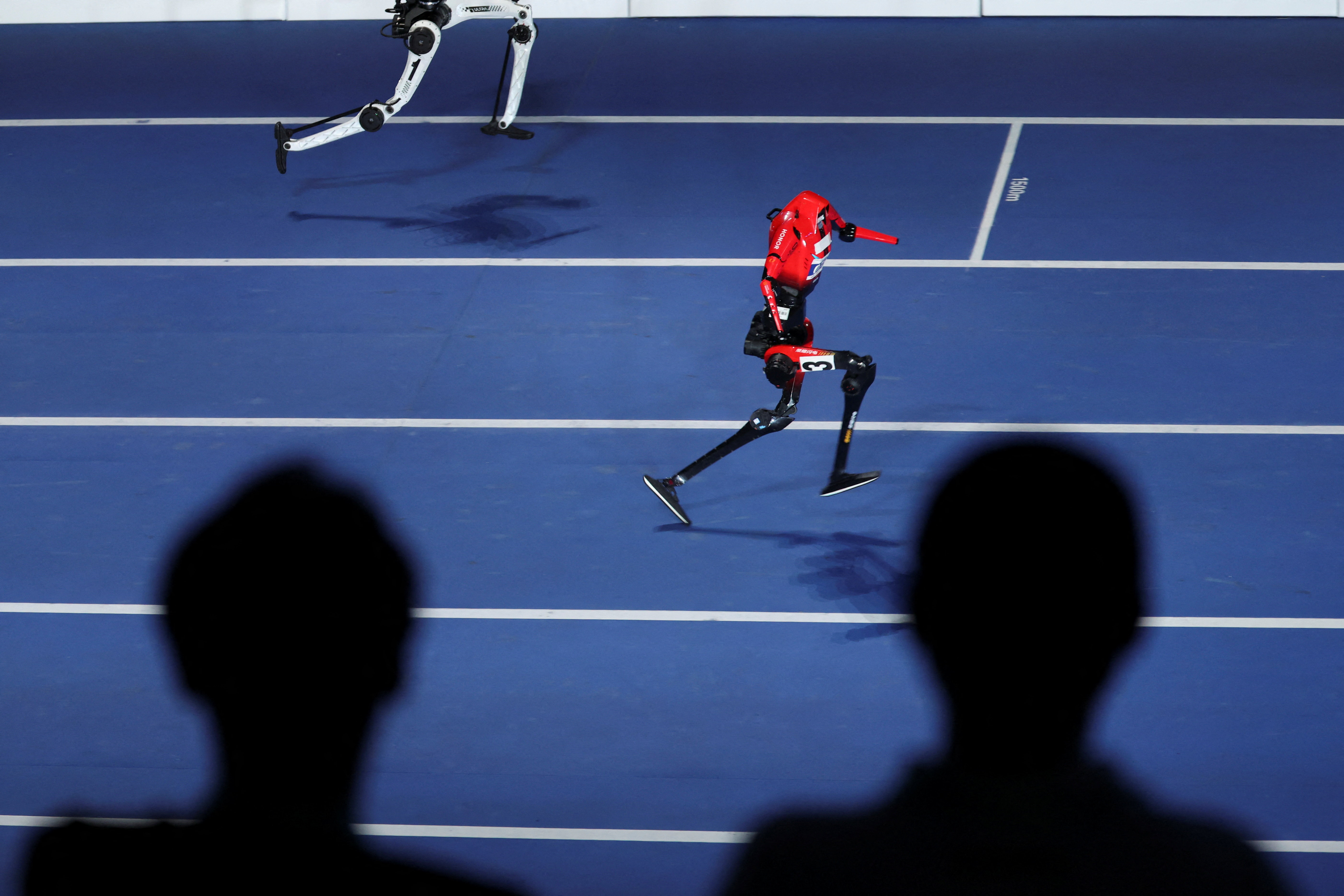 Çin’de geliştirilen “Lightning” adlı insansı robot, 100 metreyi 9,32 saniyede