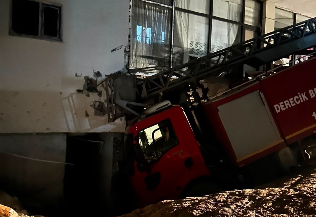 Hakkari'de anahtarını unuttuğu evine girmek için itfaiye aracının merdiveniyle balkona