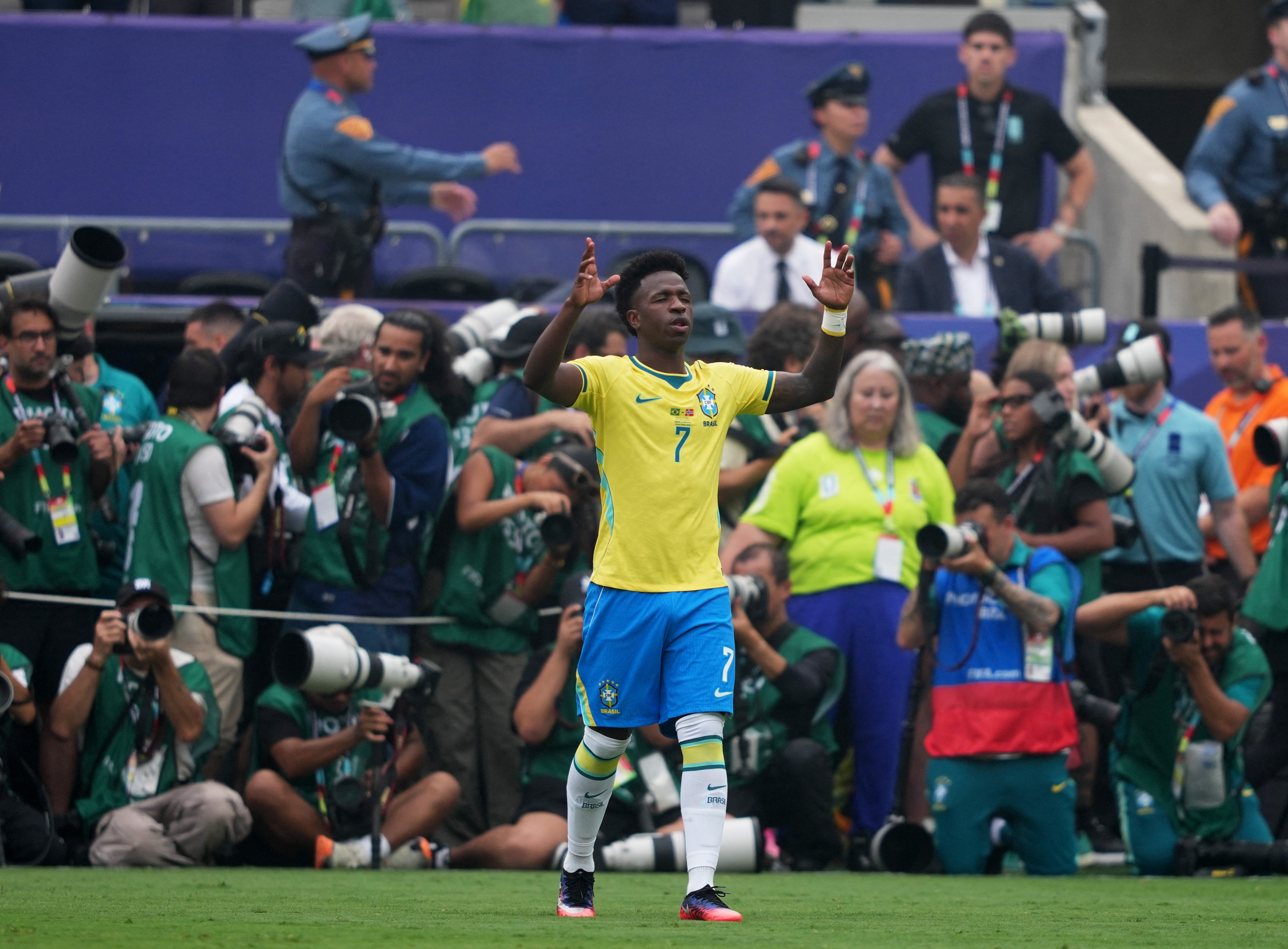 Real Madrid, geleceği belirsizliğini koruyan Vinicius Junior ile sözleşme görüşmelerine