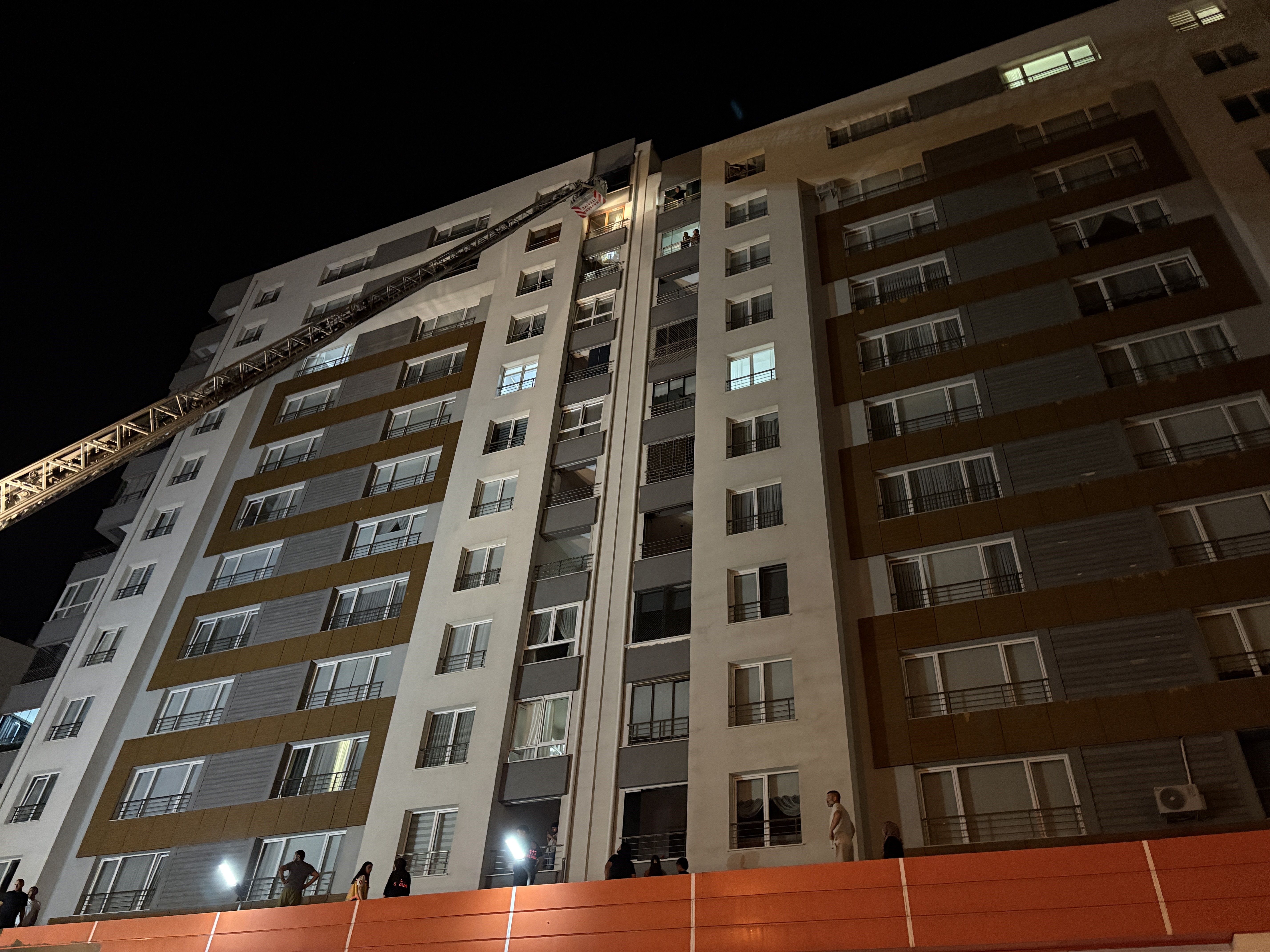 Kayseri’de bir binanın 13'üncü katından yangın çıktı. Evin sahibi, balkondan