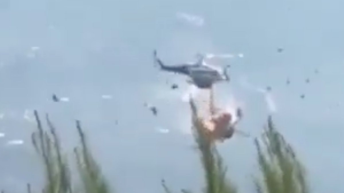 Yunanistan'da çıkan orman yangınını söndürme operasyonundaki iki helikopter havada çarpışırken