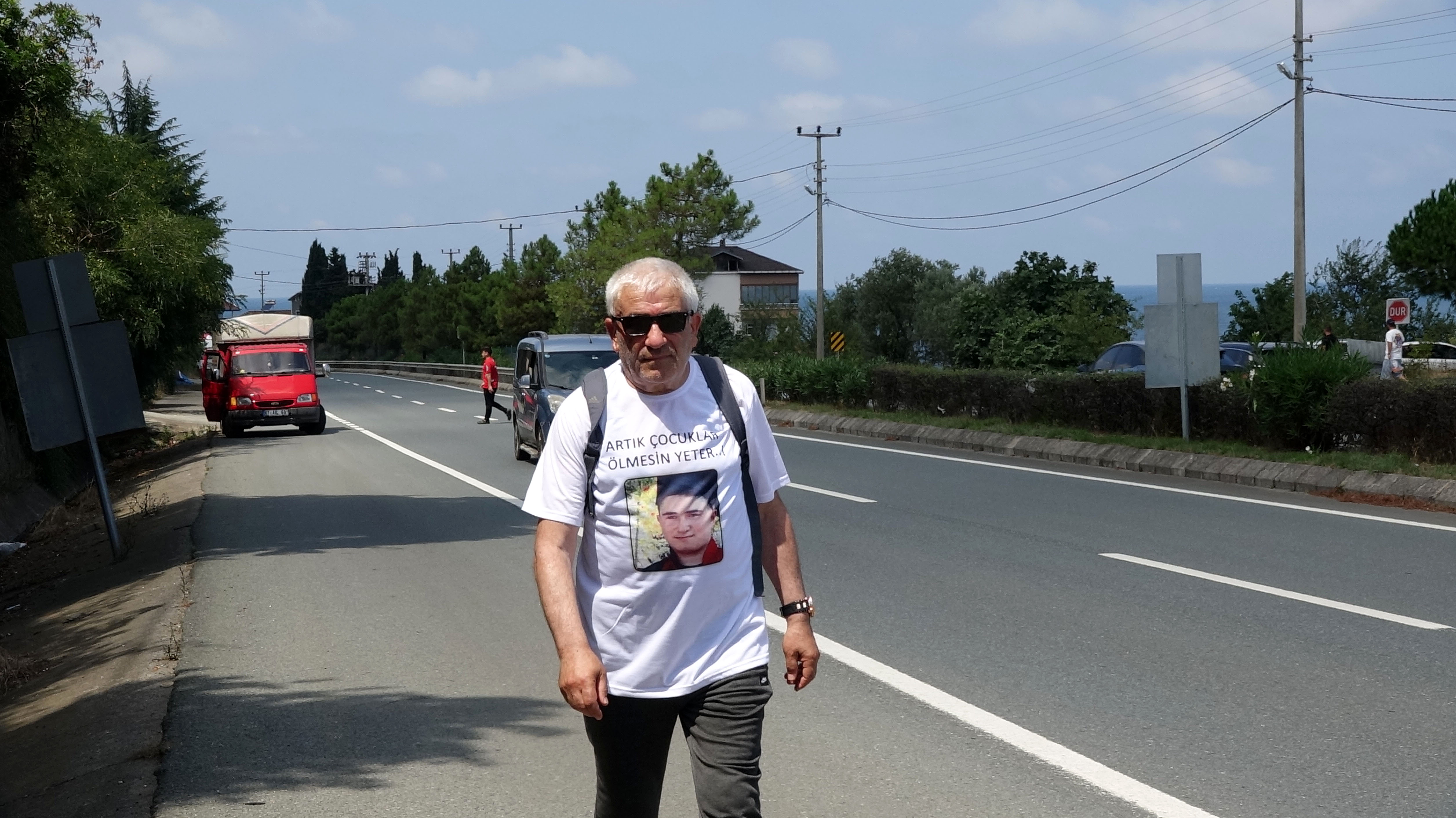 'Yürüyen Adam' olarak tanınan Muhammet Çelik, çocuk ölümlerine dikkat çekmek