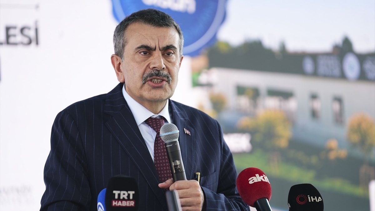 Öğrencilerle bir araya gelen Milli Eğitim Bakanı Yusuf Tekin, mevcut