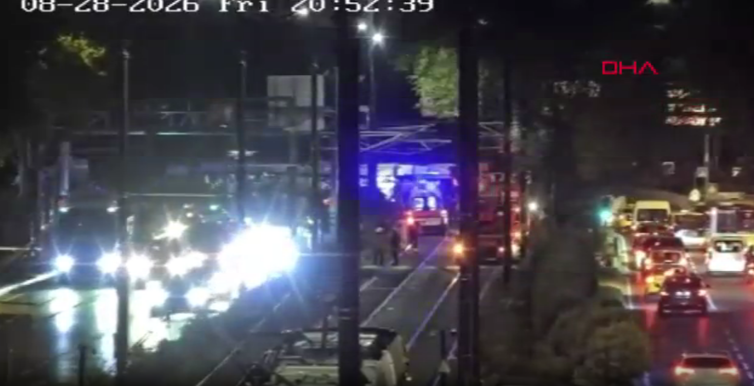 Zeytinburnu'nda iki tramvay kafa kafaya çarpıştı. 10 kişi yaralandı.
