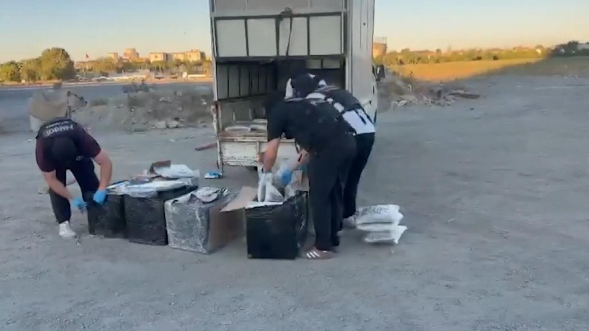 Zeytinburnu'nda bir araca düzenlenen uyuşturucu operasyonunda 83 kilogram skunk maddesi