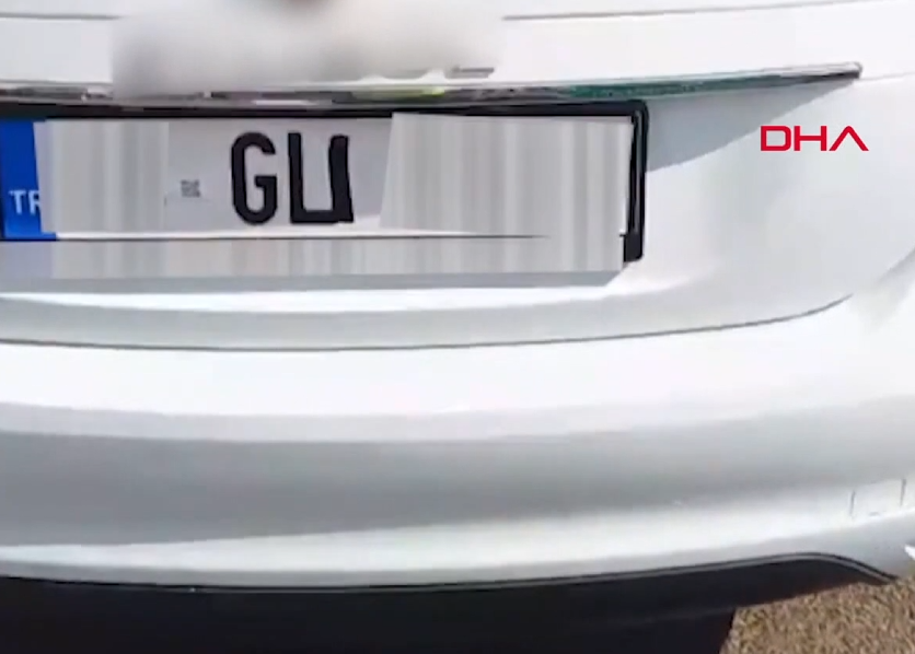 Gaziantep’te otomobilinin plakasındaki ‘L’ harfini siyah bant ile ‘U’ harfine