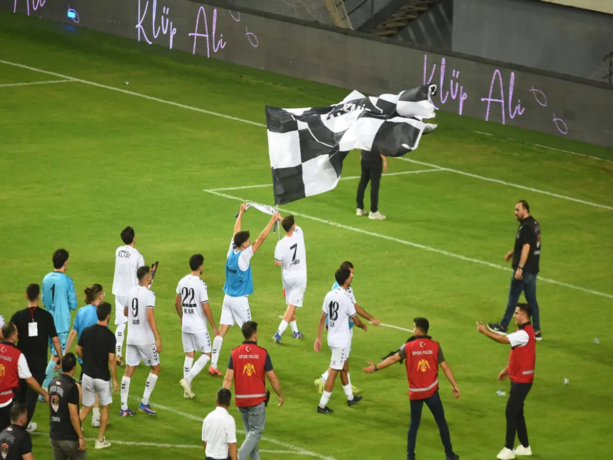 Fenerbahçe maçından sonra rakip sahaya Galatasaray bayrağını dikmesiyle hatırlanan İskoç