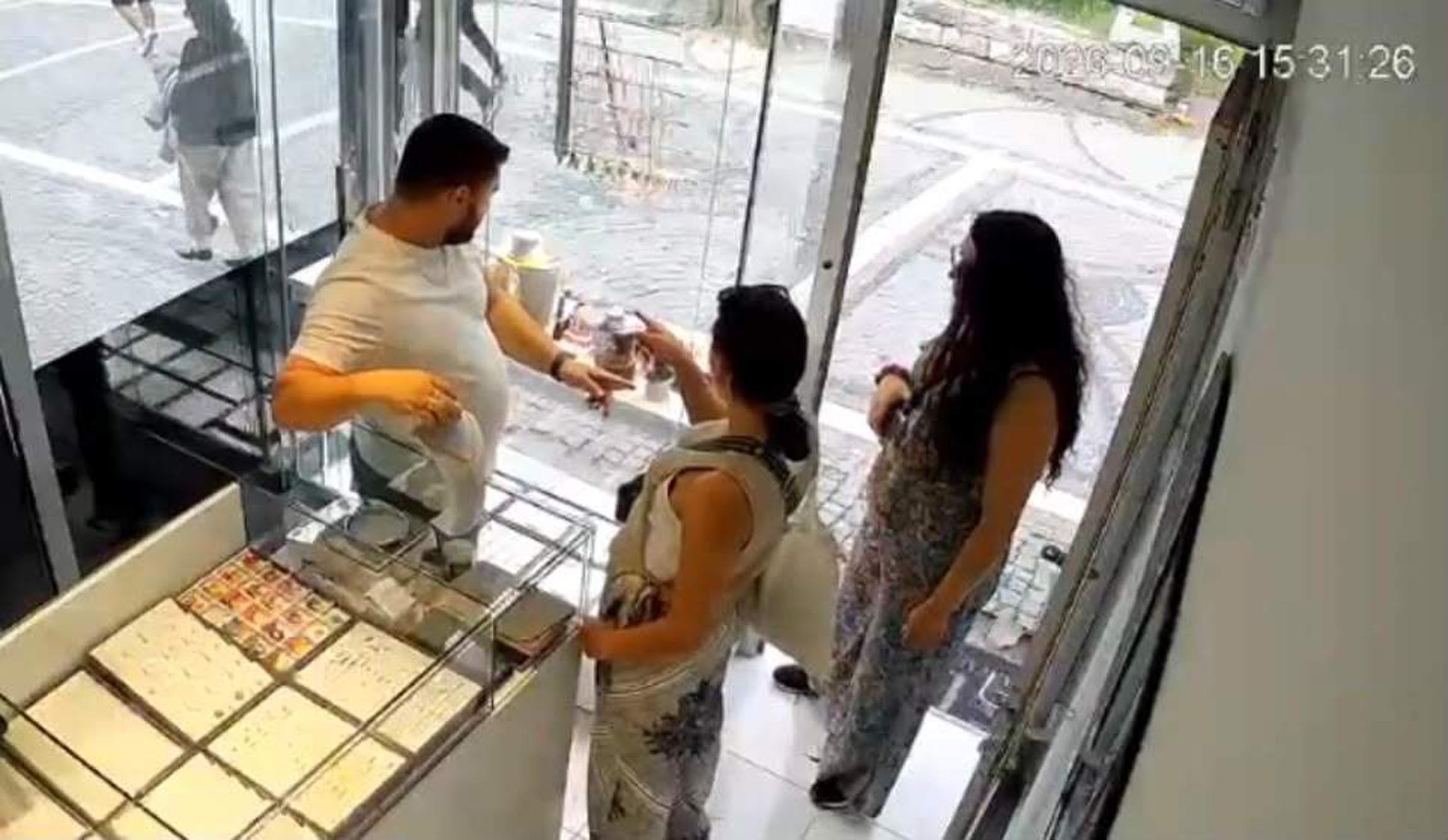 Edirne’de müşteri gibi girdikleri kuyumcu ve gözlükçüden toplam 325 bin