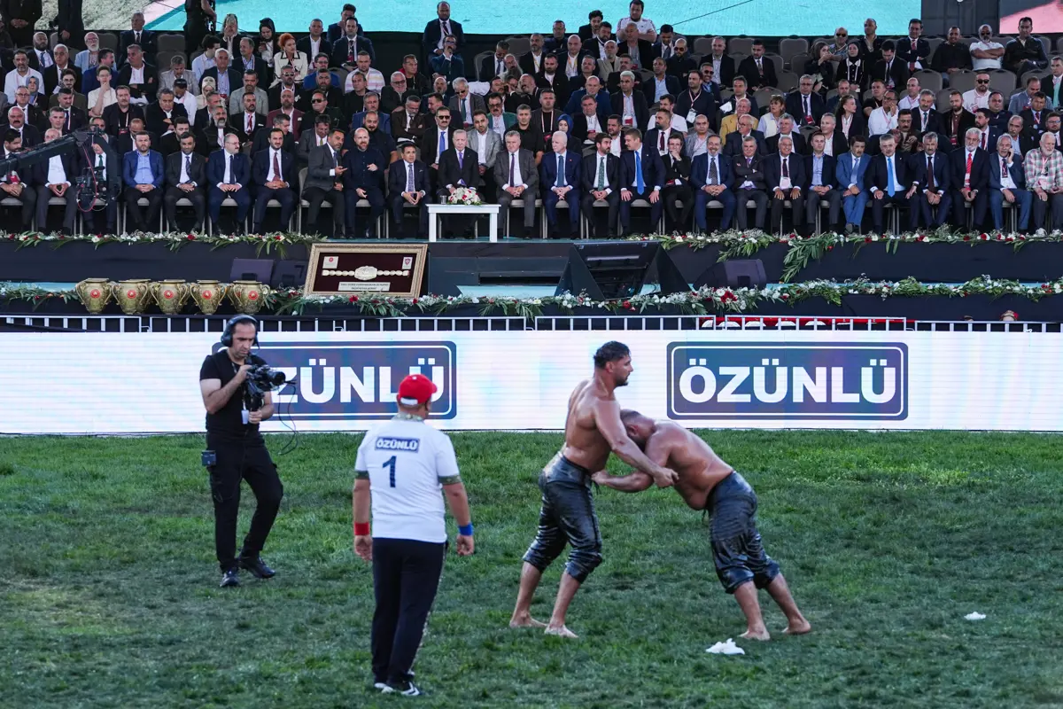Yağlı Güreş Cumhurbaşkanlığı Kupası finalinde Mustafa Taş'ı yenen Orhan Okulu