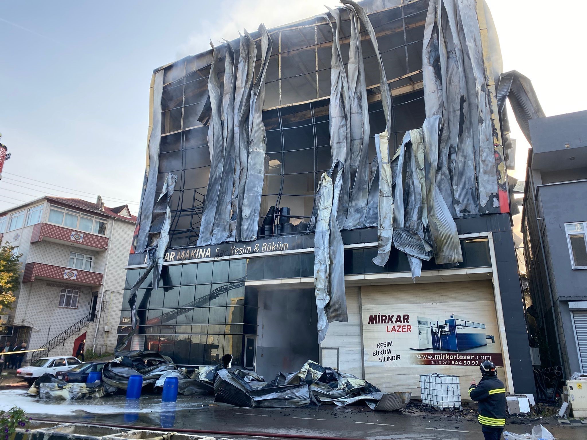 Kocaeli'de 7 kişinin yaşamını yitirdiği yangına ilişkin, ruhsatı bulunmayan bina