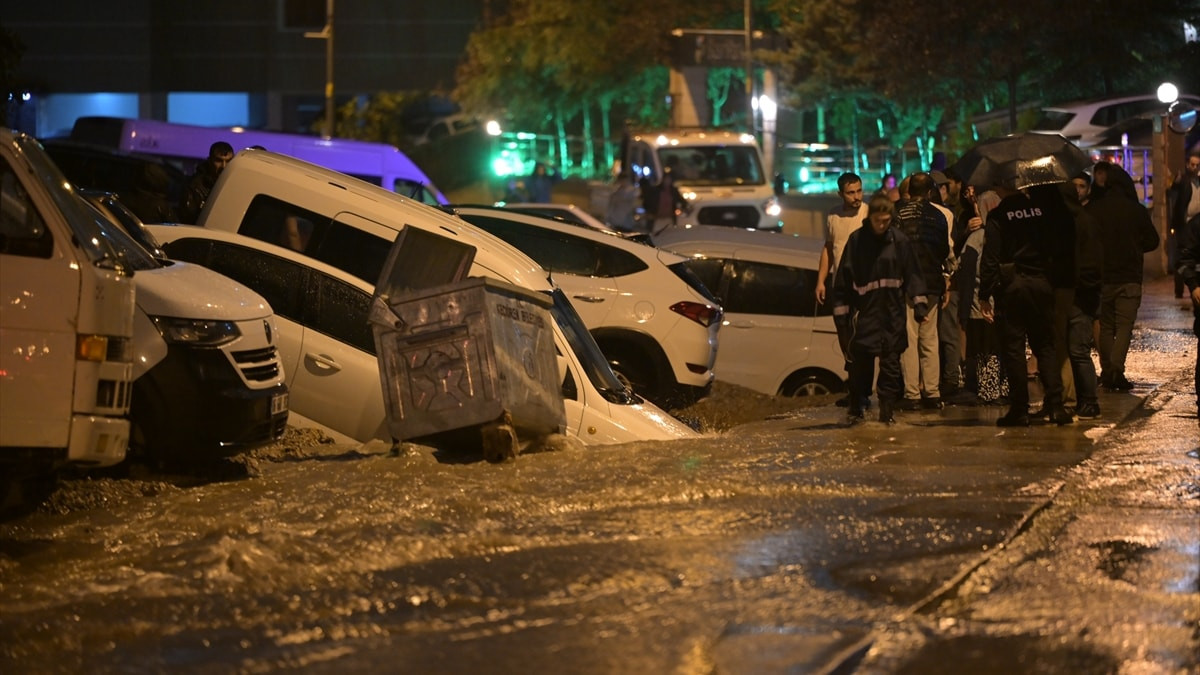 Ankara'da gök gürültülü sağanak, kent genelinde ulaşımı olumsuz etkiledi. Yağışın