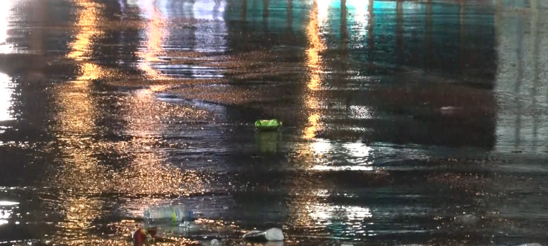 Ankara'da gece saatlerinde başlayan sağanak yağış kent merkezinde etkili oldu.