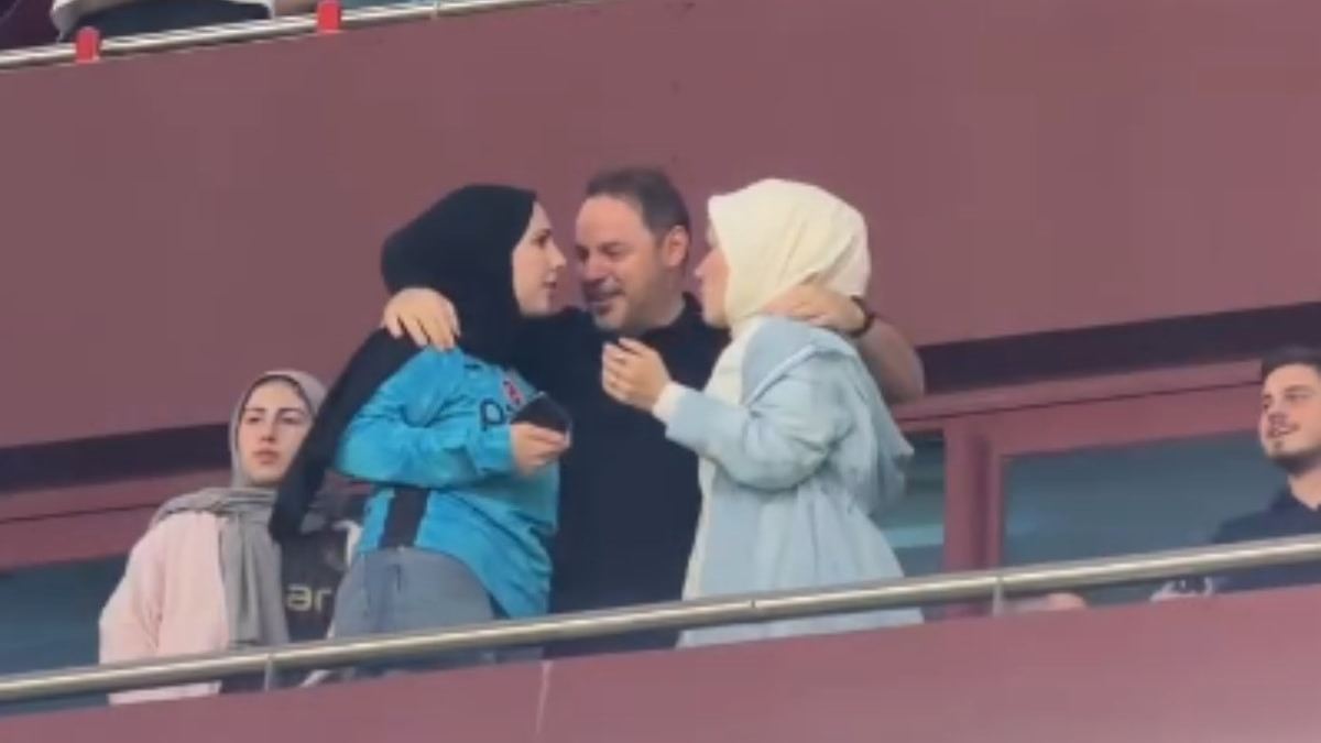 Trabzonspor-Galatasaray derbisini izlemeye gelen eski Hazine ve Maliye Bakanı Berat