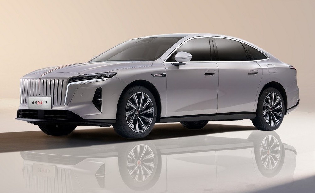 Çinli üretici Hongqi’nin hibrit sedanı H7, yakıt veya elektrik takviyesi