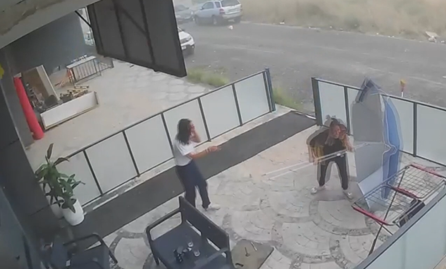 Aksaray’da, güneşten korunmak için iş yeri önüne konulan büyük şemsiye