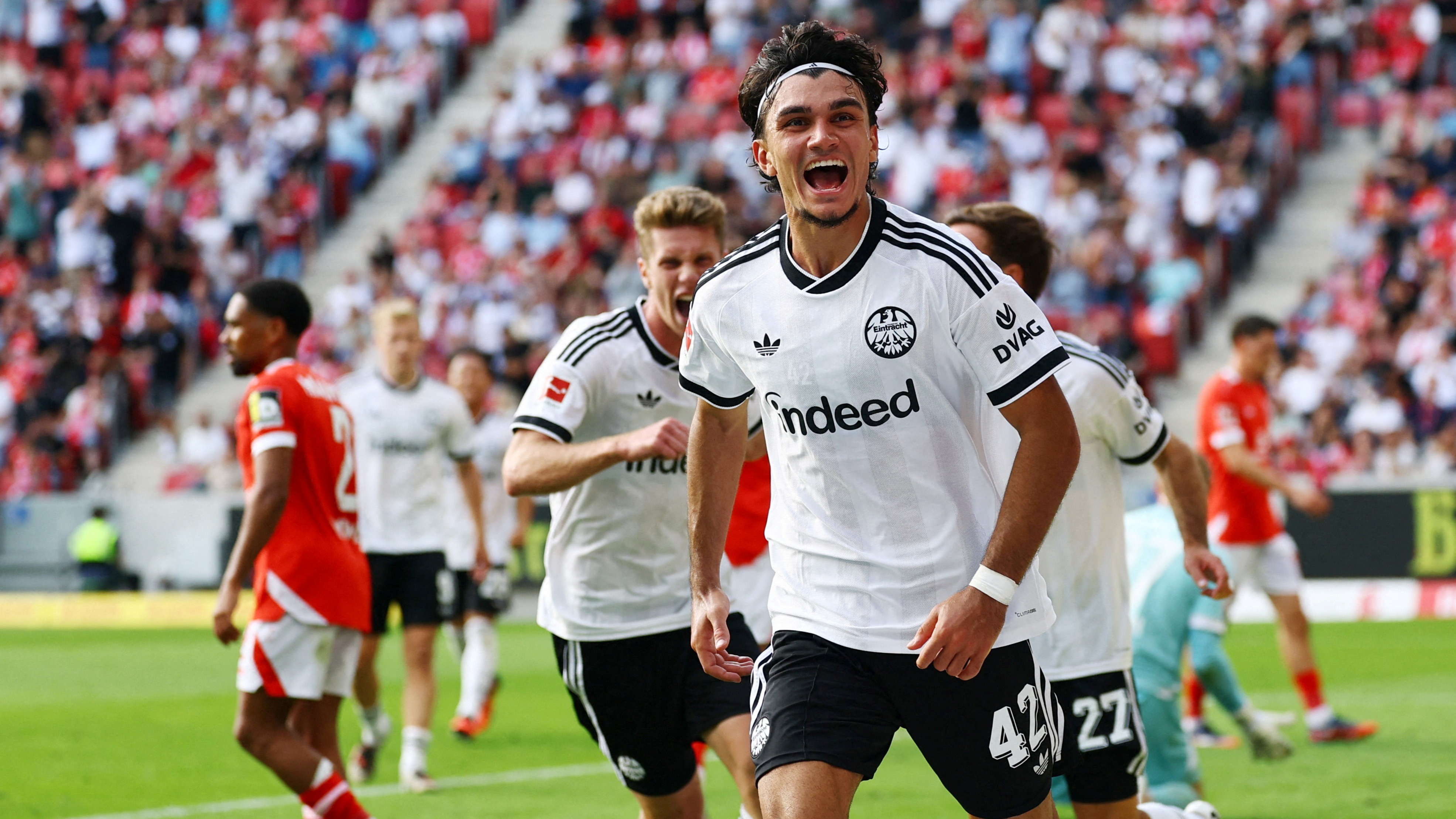 Milli futbolcu Can Uzun'un golleriyle yıldızlaştığı maçta Frankfurt, Mainz'ı mağlup