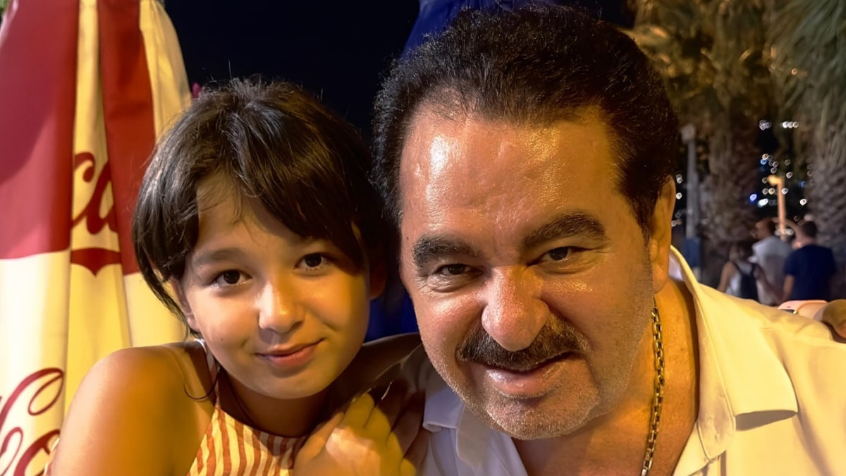 Ünlü sanatçı İbrahim Tatlıses, Çeşme’de objektiflere yansıdı. Ilıca’da bulunan mekanda