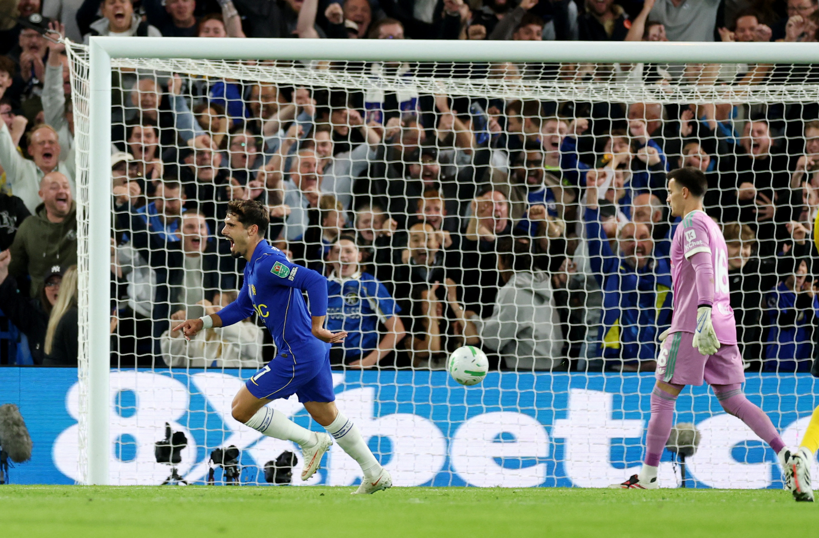 İngiltere Lig Kupası'nda Leeds United karşısında 2 farkla geri düşen