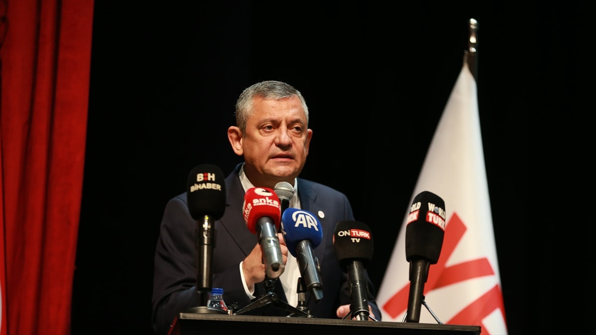 CHP'den ayrılarak kurulan Yeni Parti ile kavgaların durulmadığı muhalefette, CHP