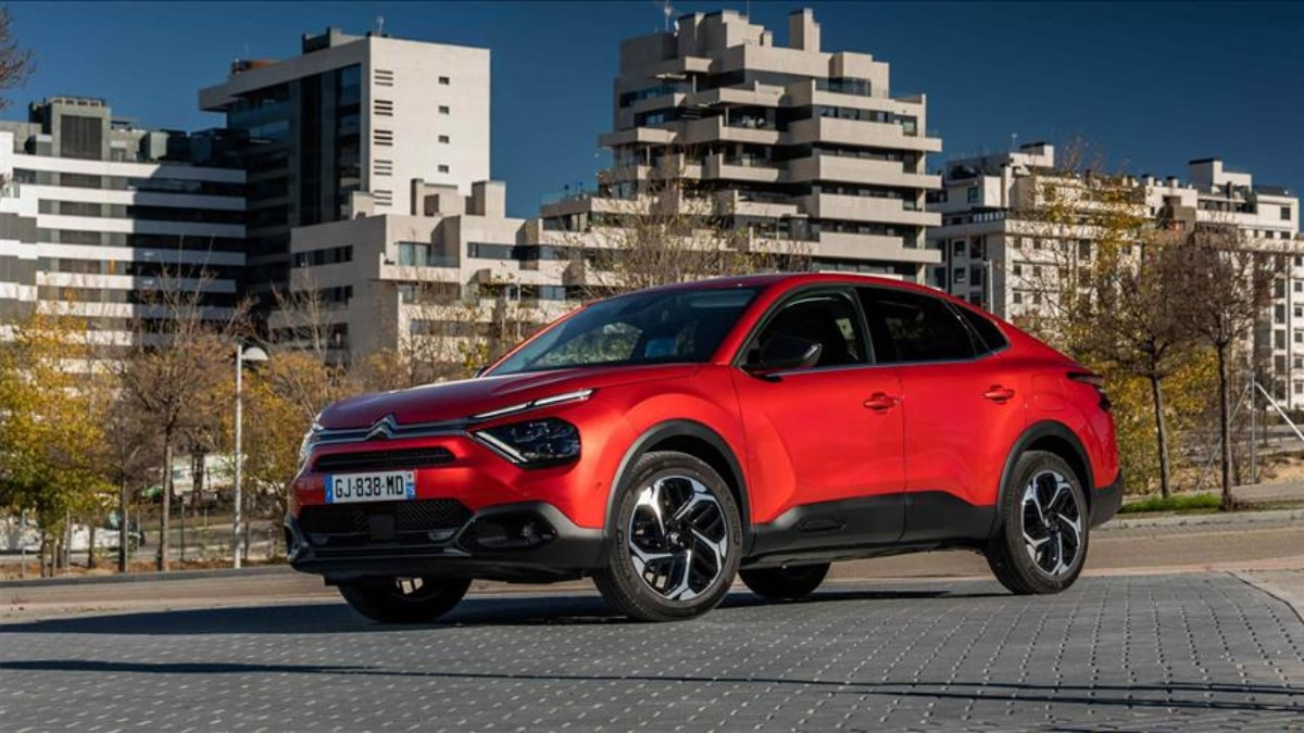 Citroen CEO'su Xavier Chardon, Tofaş'ın Bursa fabrikasını ziyaret ederek yeni