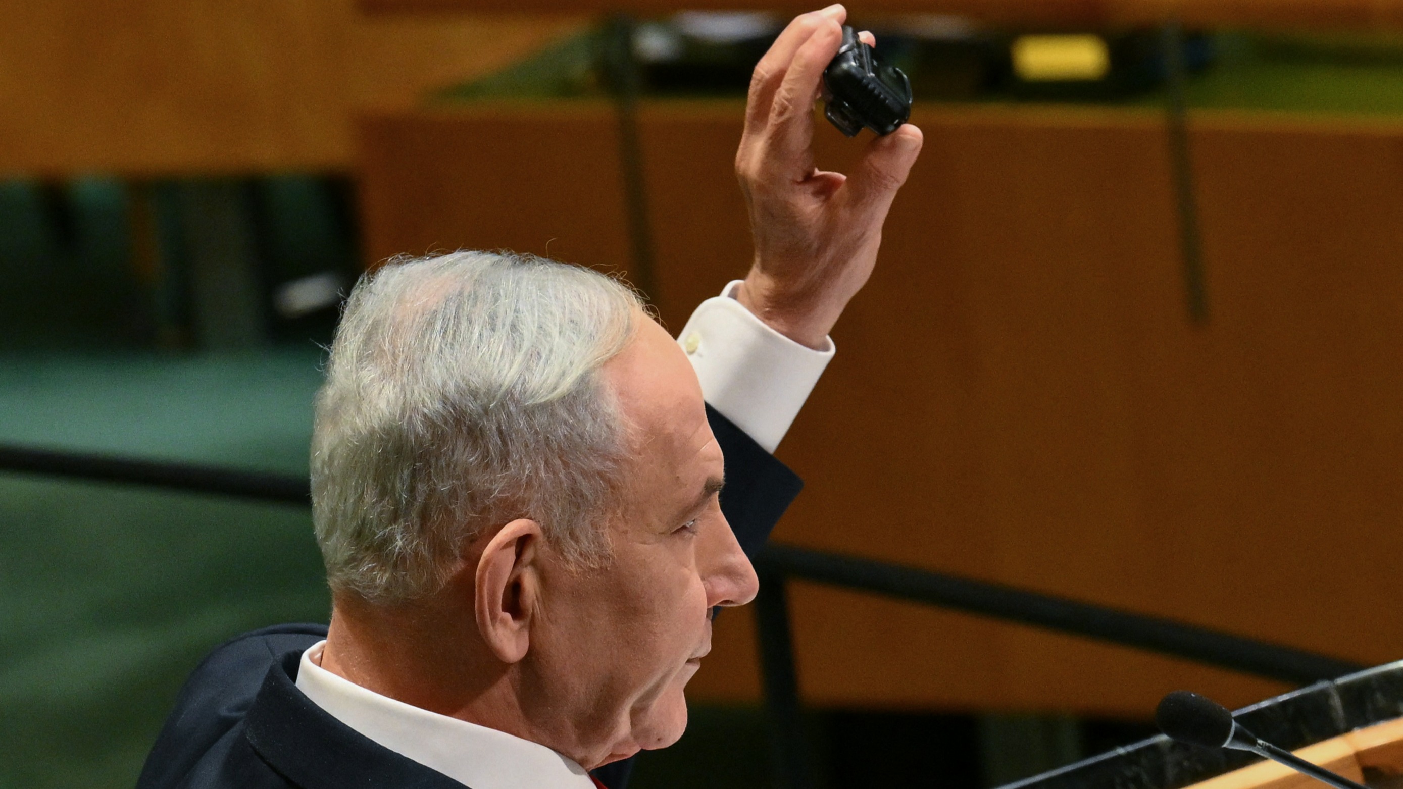 İsrail Başbakanı Binyamin Netanyahu, BM Genel Kurulu'ndaki konuşmasında eline bir