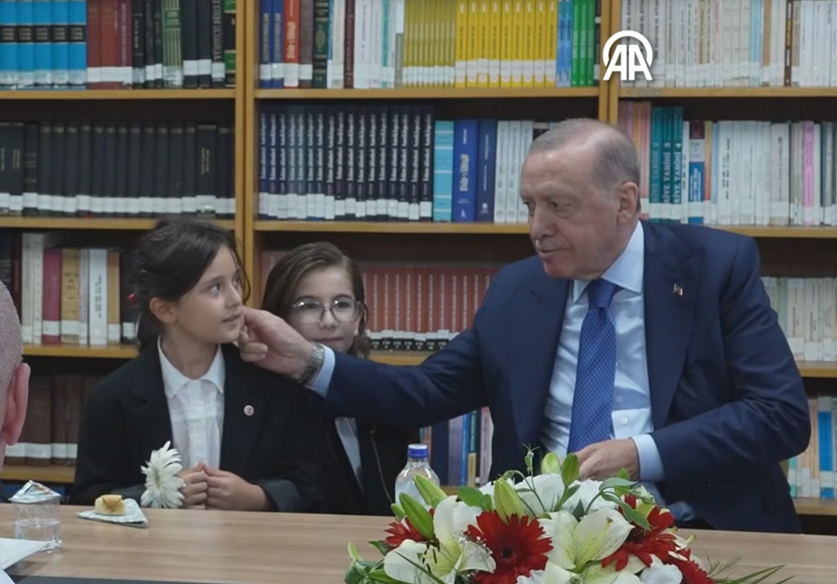 Cumhurbaşkanı Recep Tayyip Erdoğan, Gazi Anadolu Lisesi'nde öğrencilerle türkü söyledi.