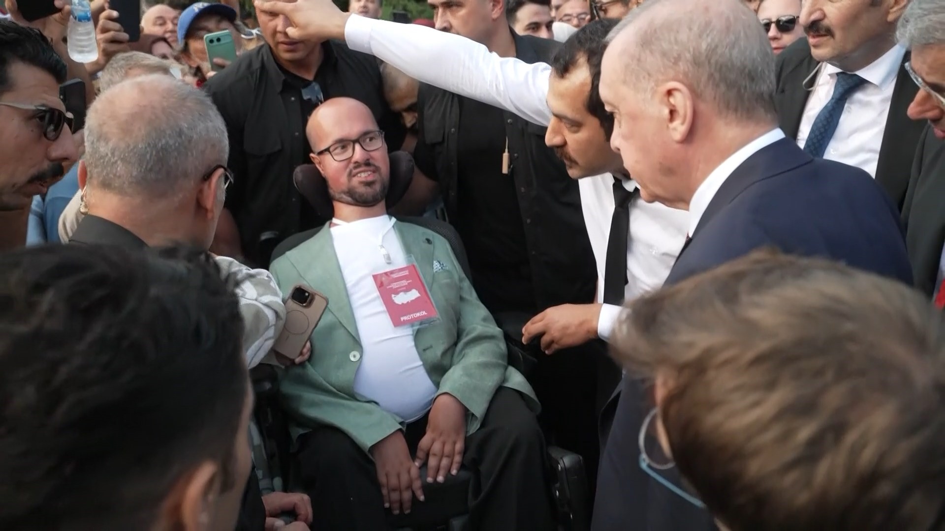 Samsun'da Cumhurbaşkanı Erdoğan'ın otobüsü durdurarak yanına gittiği engelli genç Emre