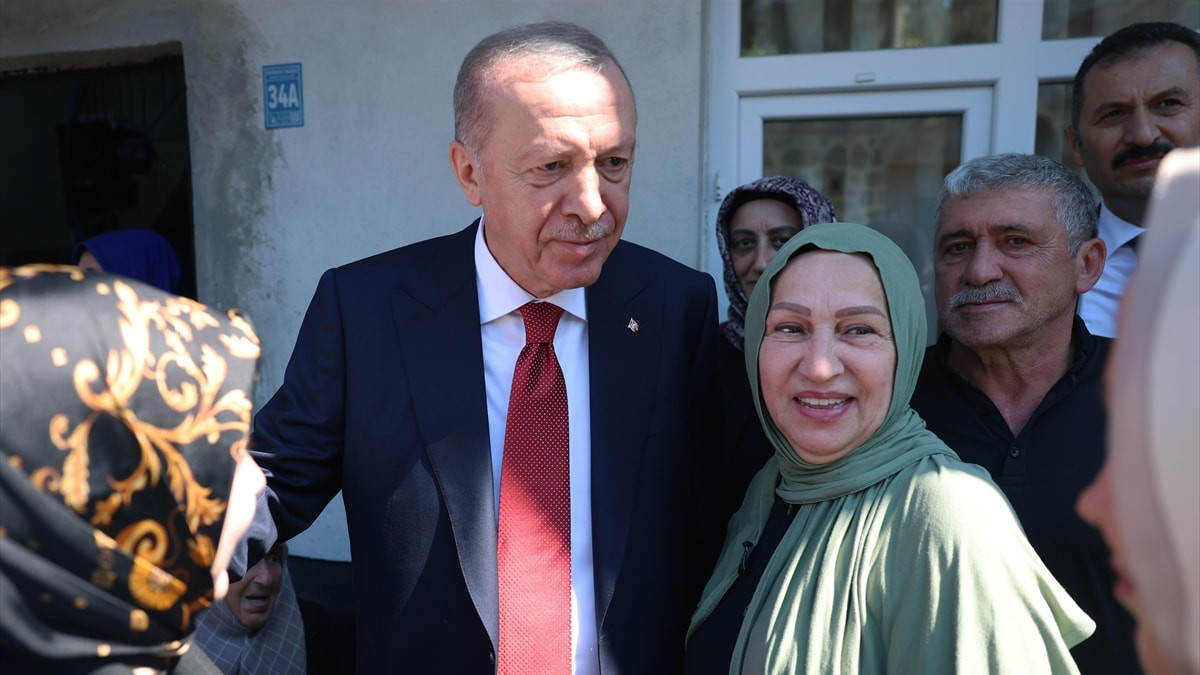 Bir takım programlara katılmak üzere geçtiğimiz günlerde Rize'ye gelen Cumhurbaşkanı