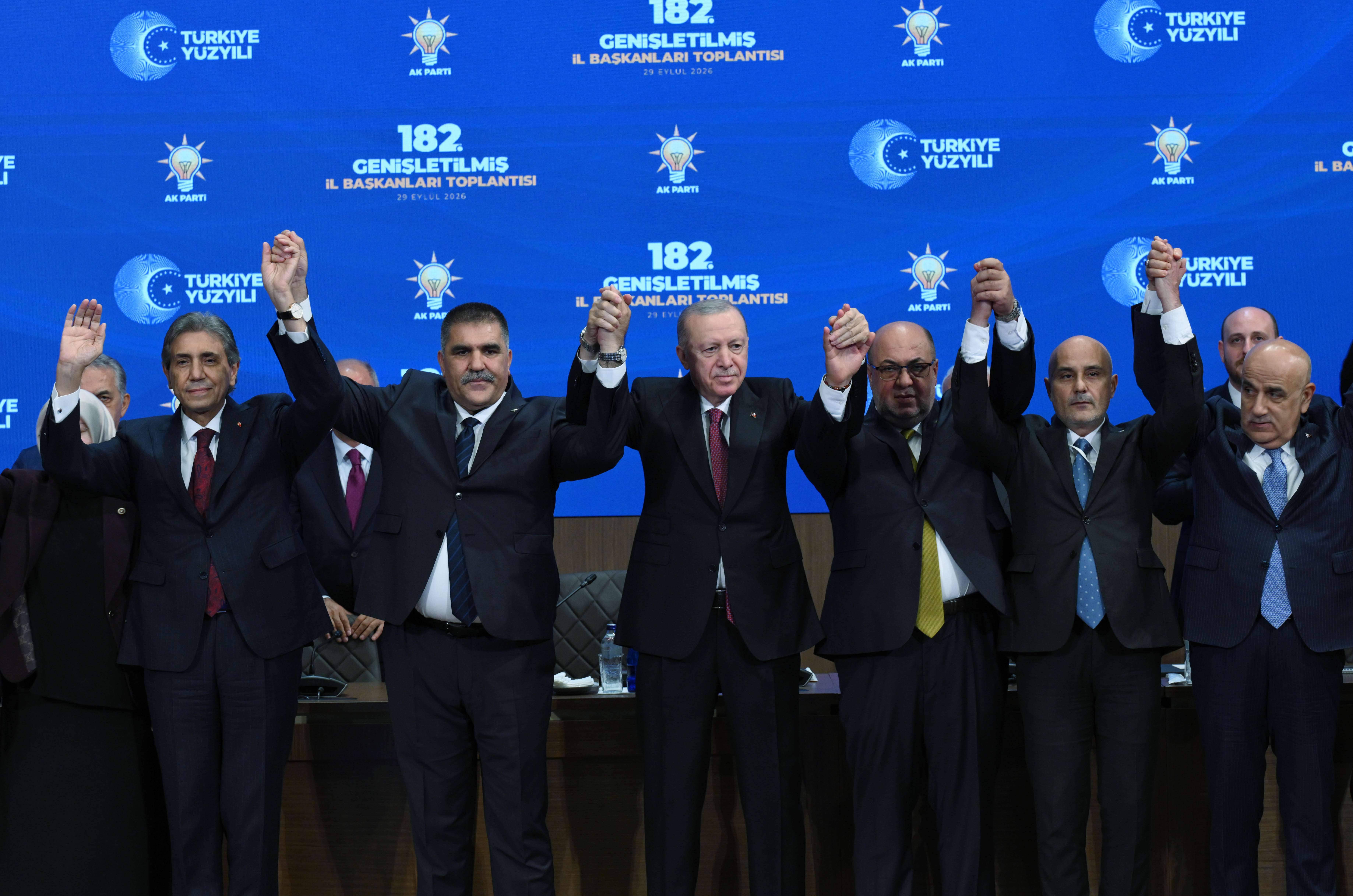 Cumhurbaşkanı Erdoğan, AK Parti'ye katılan belediye başkanlarına rozetlerini taktı. 9
