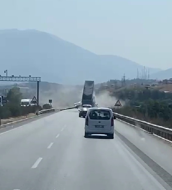 Denizli’de yükünü boşalttıktan sonra dorsesini indirmeden yola çıkan tır, EDS