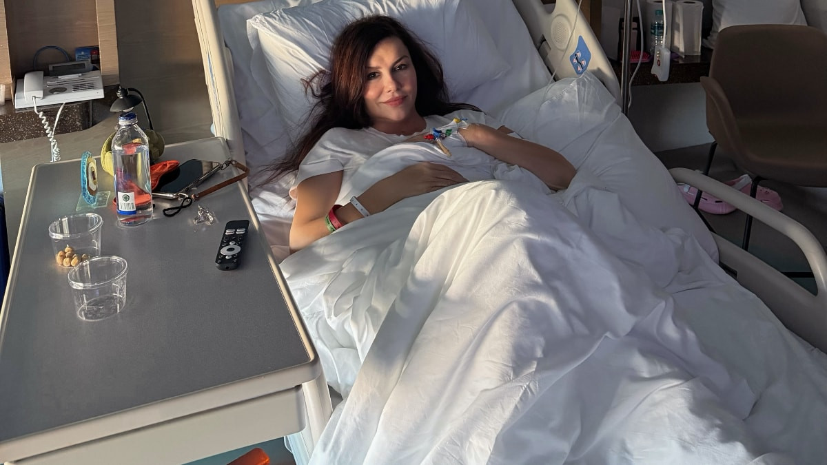 Bayhan, geçtiğimiz haftalarda evinde düşerek hastanelik olan Deniz Seki'yi evinde