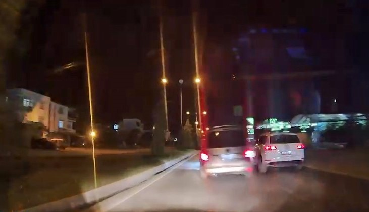 Elazığ'da hafif ticari aracıyla trafikte tehlikeli şerit değiştiren sürücüye, polis
