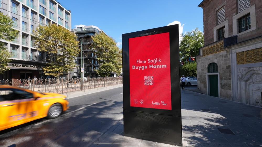 Türkiye genelinde şehir merkezlerinde bulunan billboardlara yerleştirilen QR kodlu ilanlar