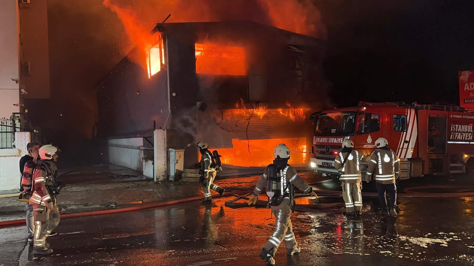 İstanbul Esenyurt'ta bir iş yerinde yangın çıktı. İtfaiye ekiplerinin yangına