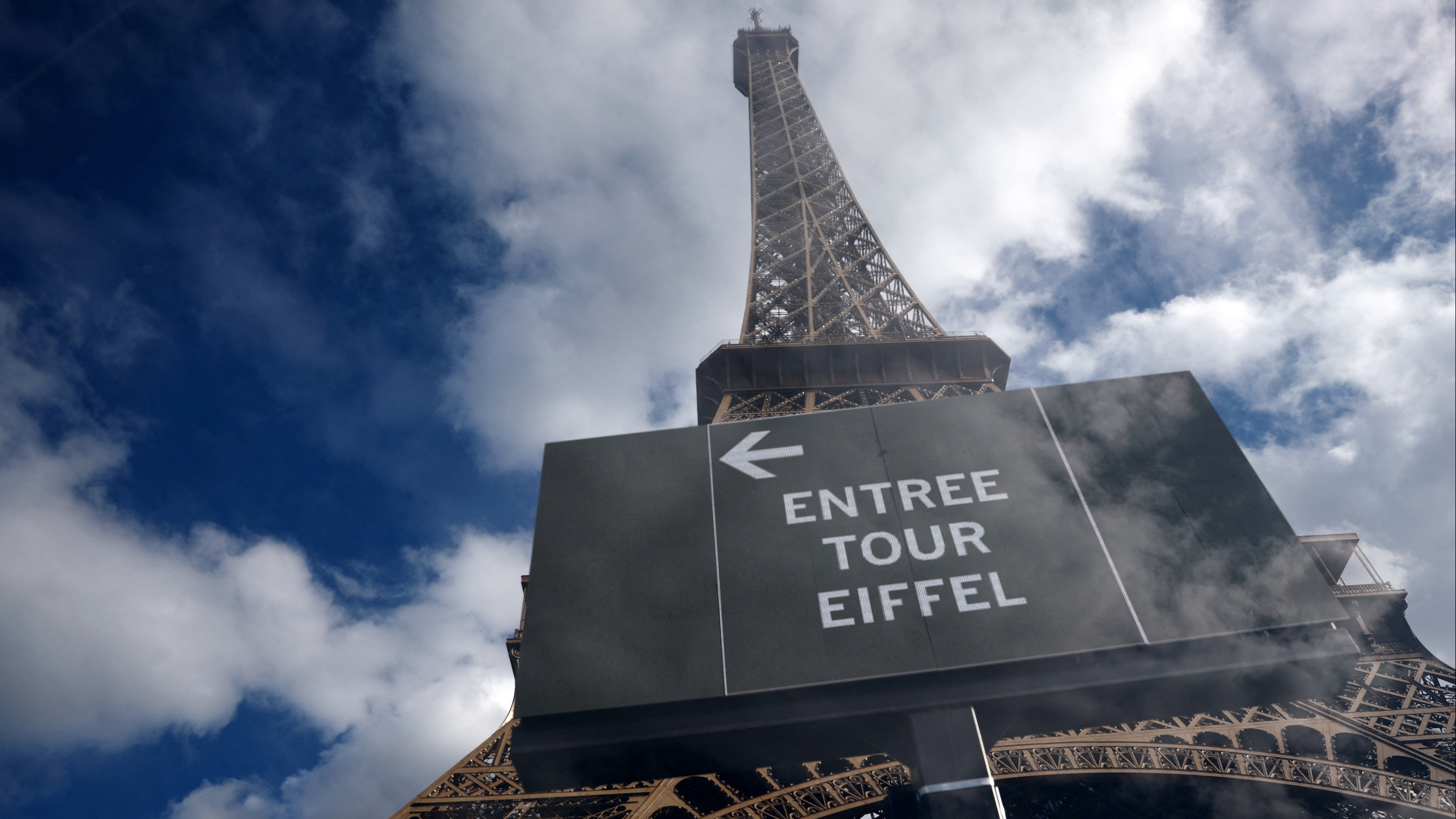 Paris'in simgesi Eyfel Kulesi'nde, Hindu bir dini grubun ziyareti sırasında