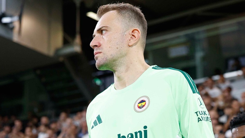 Süper Lig'de Beşiktaş ve Fenerbahçe formaları giyen Mert Günok, milli