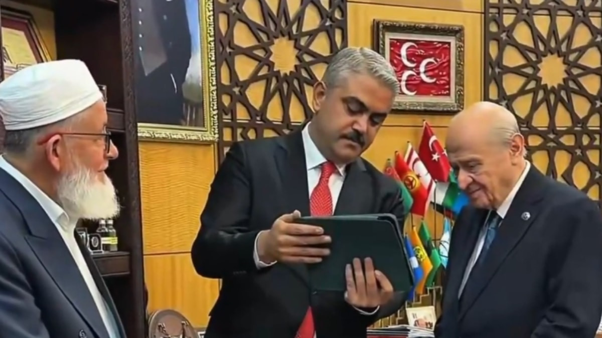Ferdi Tayfur'un şarkısını dinleyen ve duygulanan MHP Lideri Devlet Bahçeli,