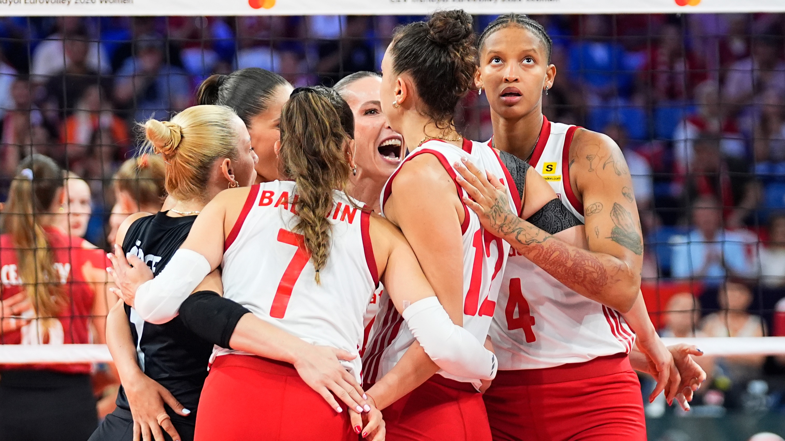 A Milli Kadın Voleybol Takımı, Avrupa Şampiyonası'nda Almanya'yı devirerek yarı