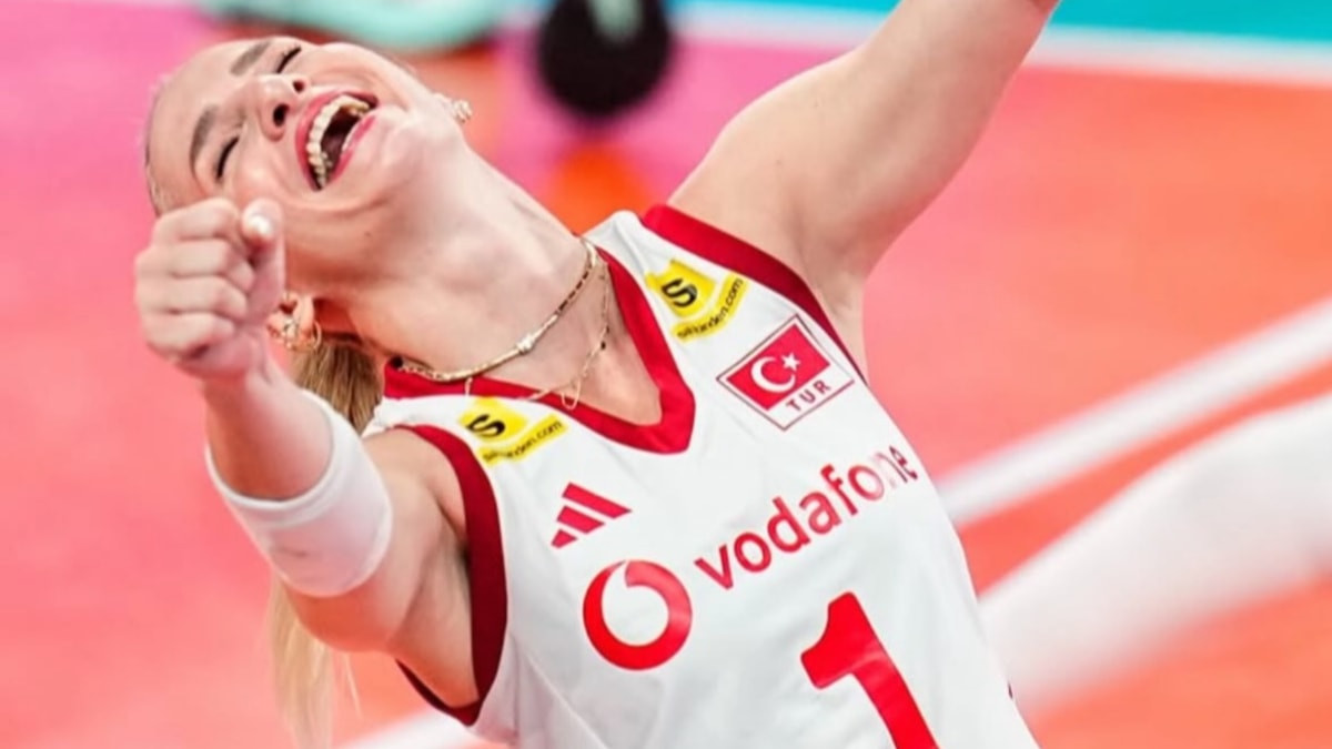 Milli voleybolcu Gizem Örge, şampiyonluk kutlamasına katıldı. Ünlü sporcunun şık