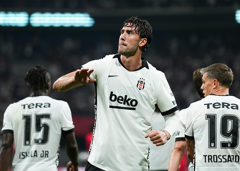 Beşiktaş'a transfer olan ve performansıyla dikkat çeken Vlahovic, derbi sonrası