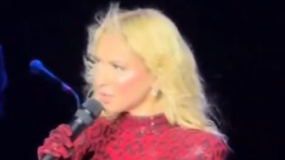 Konserinde kırmızı ve kapalı bir kıyafet tercih eden Hadise, dekoltenin