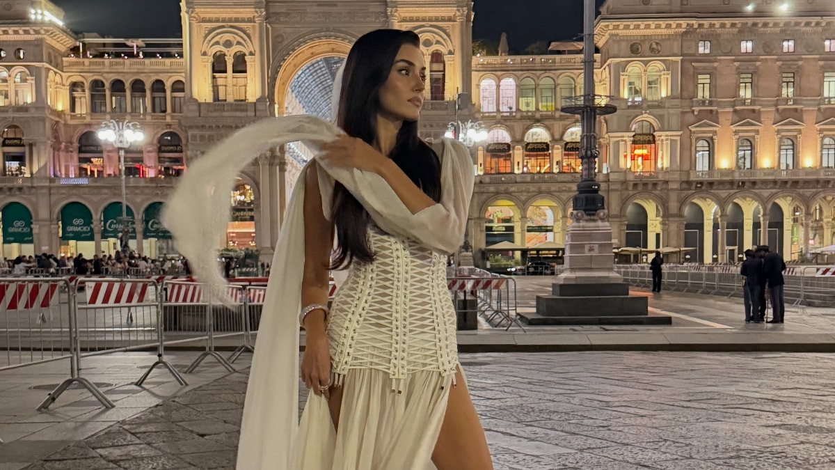 Voque Milano'nun özel davetlisi olan ünlü oyuncu Hande Erçel, Jennifer